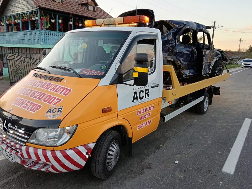 Doi tineri au murit după ce mașina în care se aflau a lovit un autoturism staționat și un stâlp 18893141