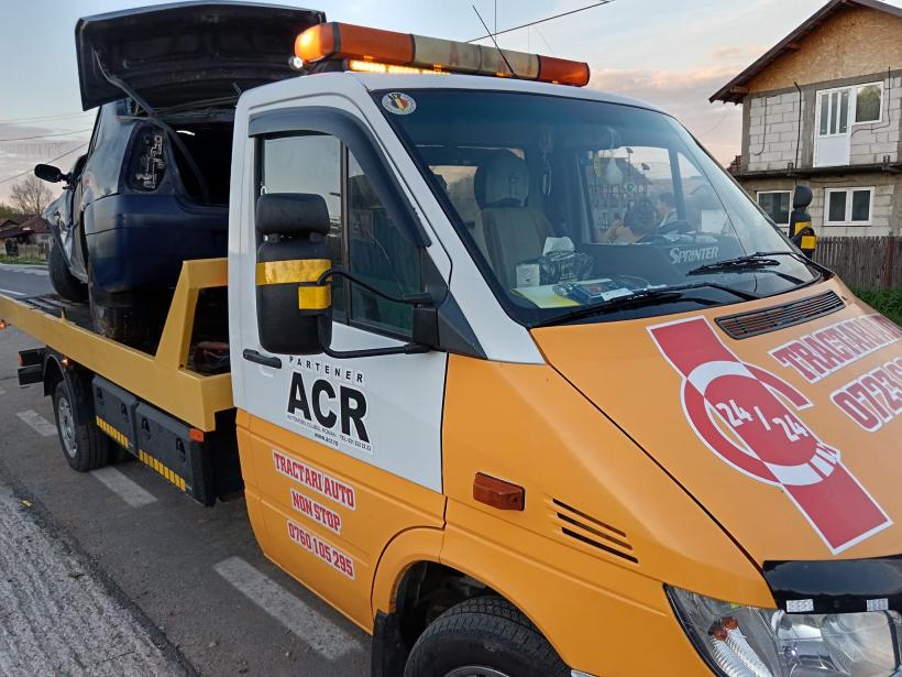 Doi tineri au murit după ce mașina în care se aflau a lovit un autoturism staționat și un stâlp 18893142