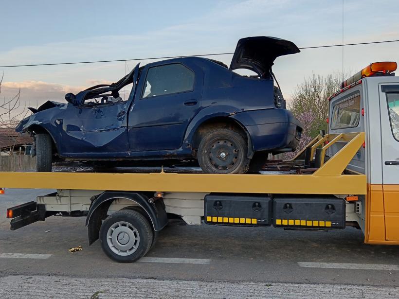 Doi tineri au murit după ce mașina în care se aflau a lovit un autoturism staționat și un stâlp 18893143