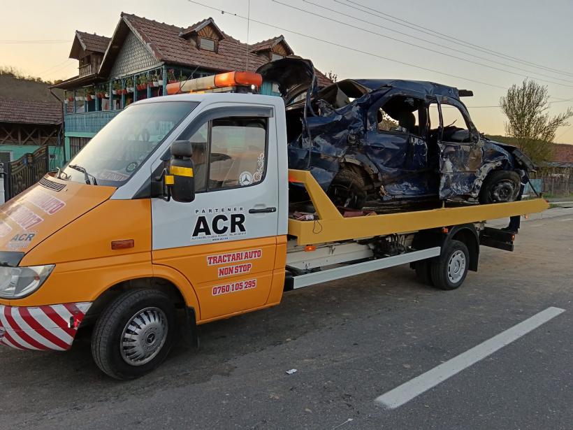 Doi tineri au murit după ce mașina în care se aflau a lovit un autoturism staționat și un stâlp 18893144