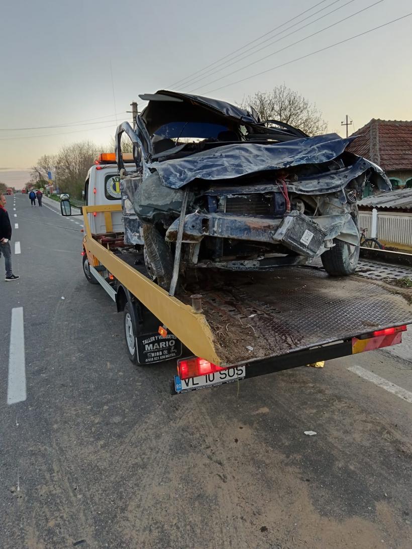 Doi tineri au murit după ce mașina în care se aflau a lovit un autoturism staționat și un stâlp 18893145