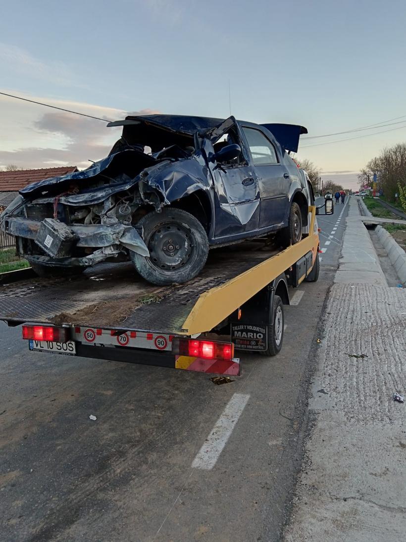 Doi tineri au murit după ce mașina în care se aflau a lovit un autoturism staționat și un stâlp 18893146