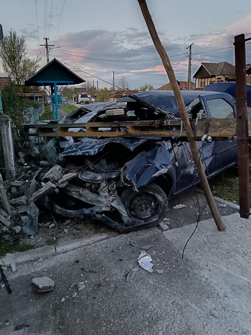 Doi tineri au murit după ce mașina în care se aflau a lovit un autoturism staționat și un stâlp 18893147
