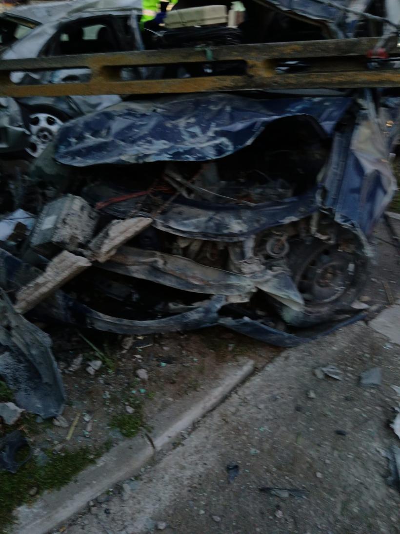 Doi tineri au murit după ce mașina în care se aflau a lovit un autoturism staționat și un stâlp 18893148