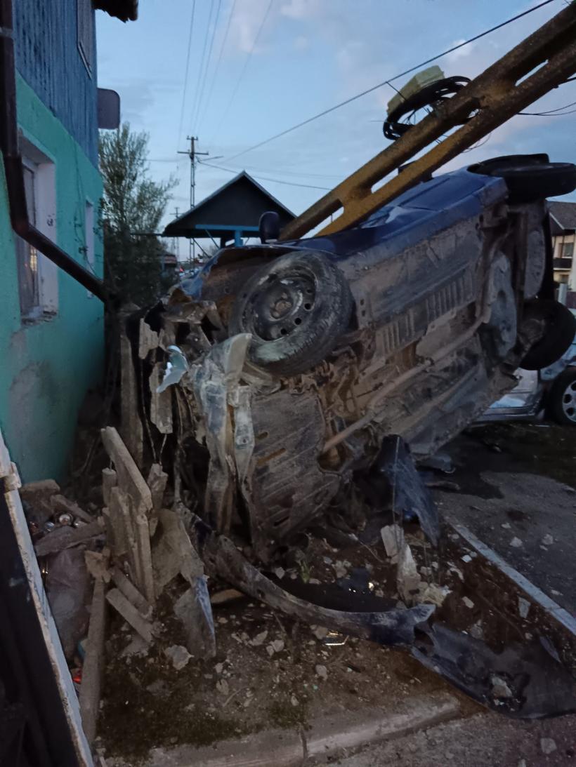 Doi tineri au murit după ce mașina în care se aflau a lovit un autoturism staționat și un stâlp 18893149