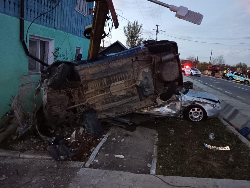 Doi tineri au murit după ce mașina în care se aflau a lovit un autoturism staționat și un stâlp 18893150