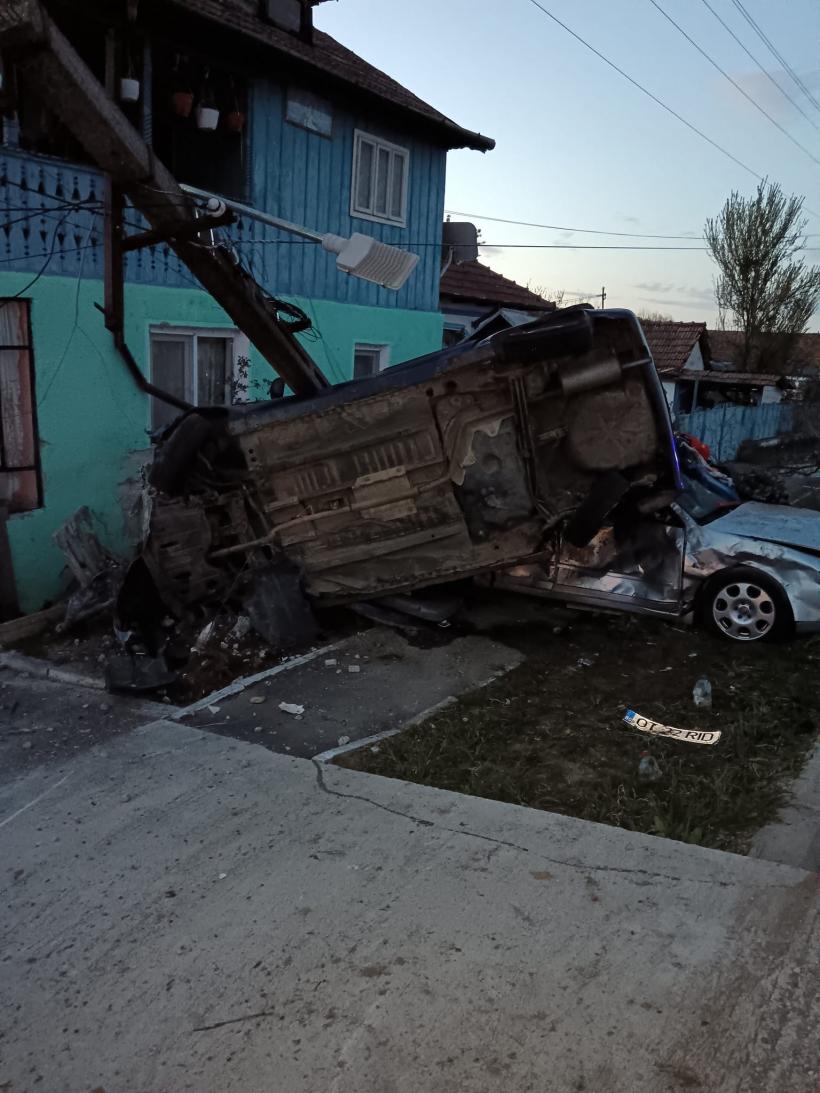 Doi tineri au murit după ce mașina în care se aflau a lovit un autoturism staționat și un stâlp 18893151