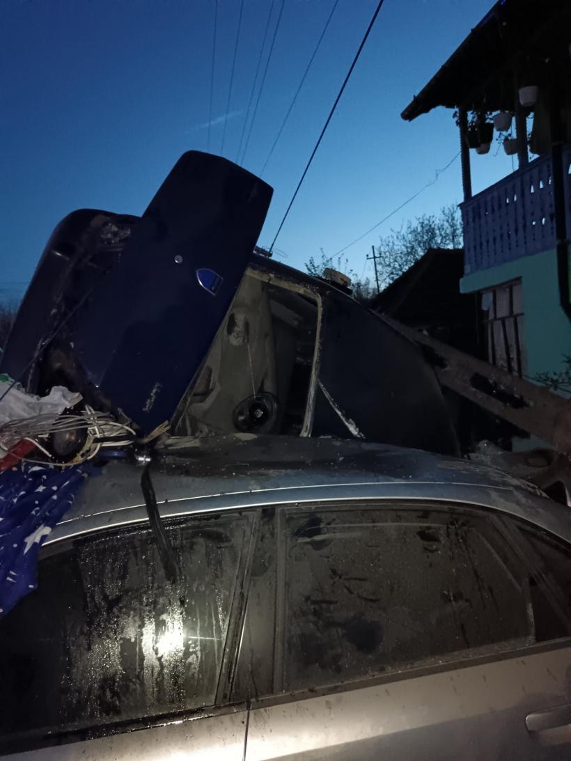 Doi tineri au murit după ce mașina în care se aflau a lovit un autoturism staționat și un stâlp 18893152