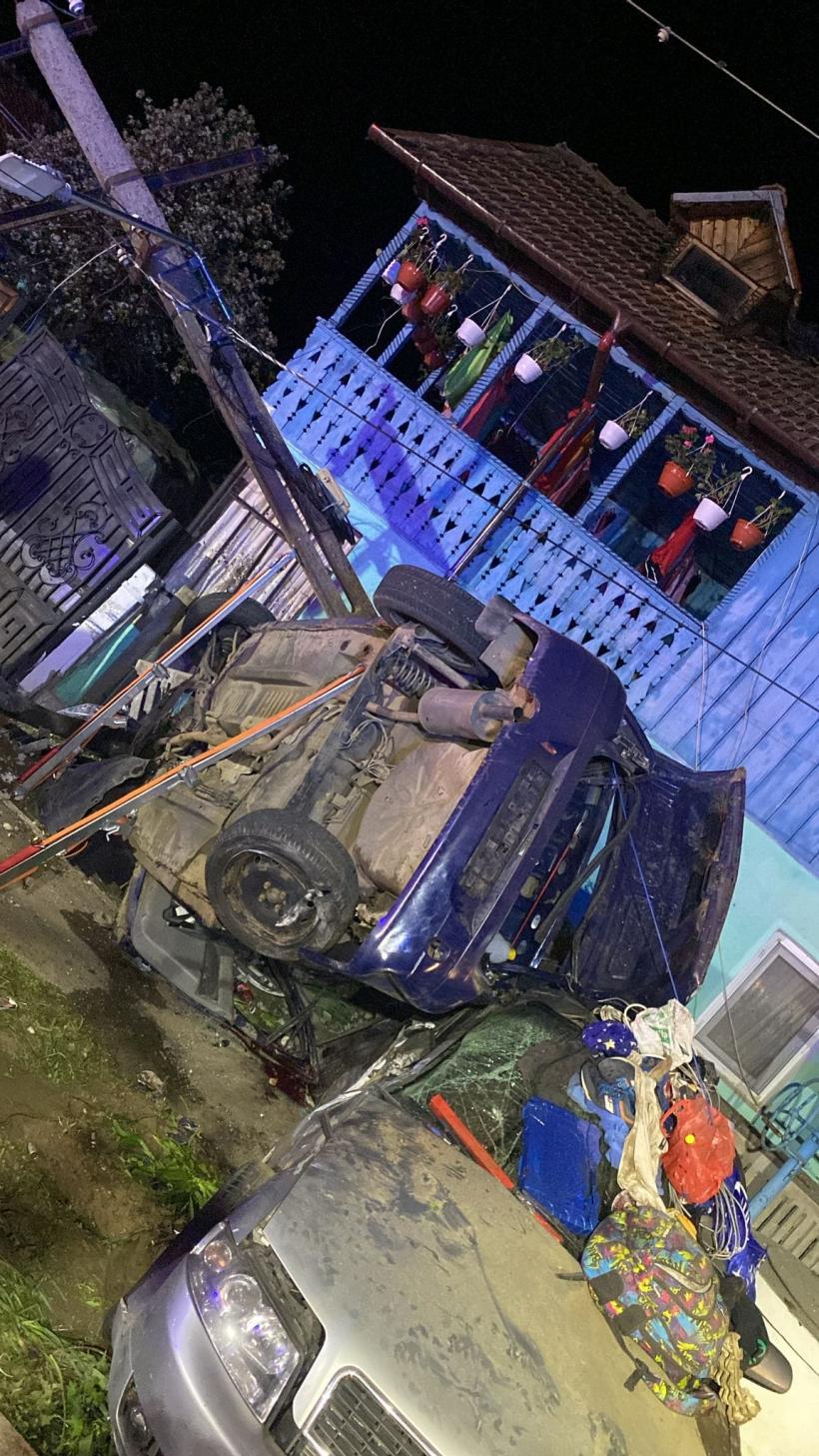 Doi tineri au murit după ce mașina în care se aflau a lovit un autoturism staționat și un stâlp 18893153