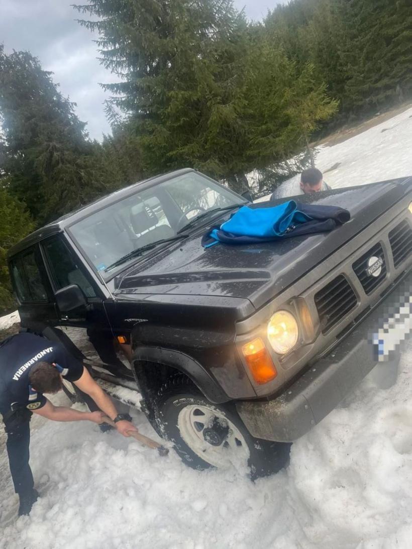 Mai mulți turiști au rămas blocați cu mașinile în zăpadă pe un drum forestier din Cluj