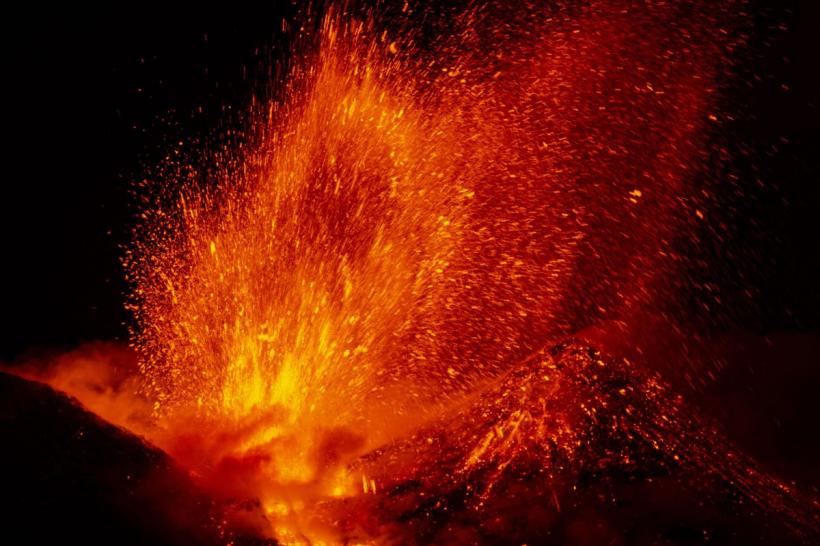 Fenomen rar. Muntele Etna aruncă „inele de fum” 18893129