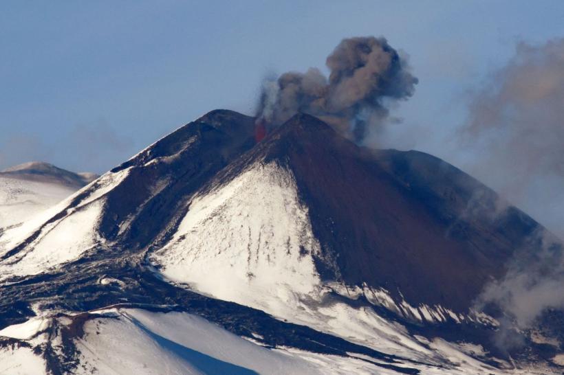 Fenomen rar. Muntele Etna aruncă „inele de fum” 18893130