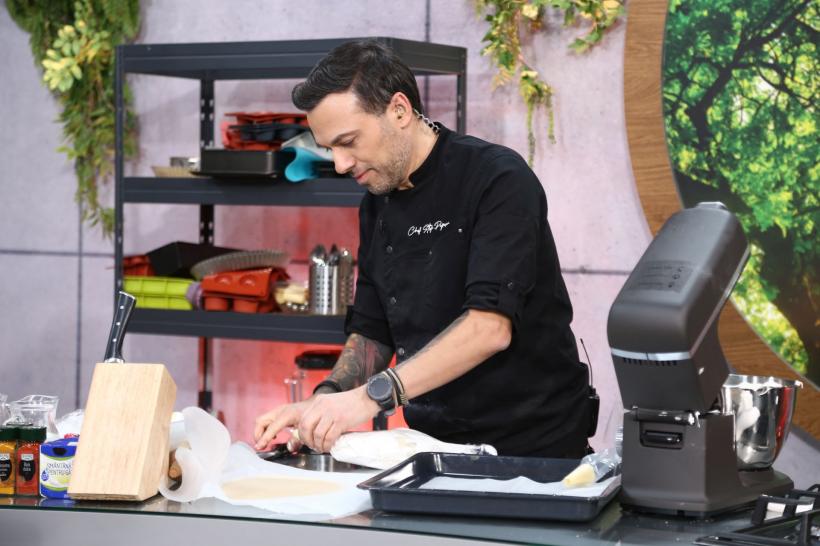 Jurații Chefi la cuțite se bat pentru ultimele amulete ale acestui sezon. Un concurent de 17 ani vrea să intre în competiție cu un desert: ”Fac prăjituri de la 7 ani” 18893270