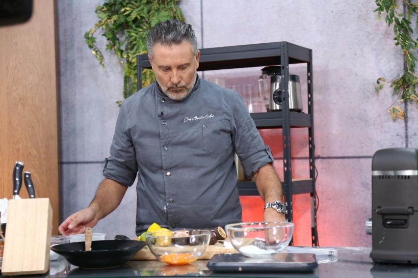 Jurații Chefi la cuțite se bat pentru ultimele amulete ale acestui sezon. Un concurent de 17 ani vrea să intre în competiție cu un desert: ”Fac prăjituri de la 7 ani” 18893271