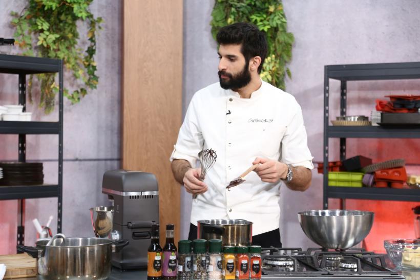 Jurații Chefi la cuțite se bat pentru ultimele amulete ale acestui sezon. Un concurent de 17 ani vrea să intre în competiție cu un desert: ”Fac prăjituri de la 7 ani” 18893272