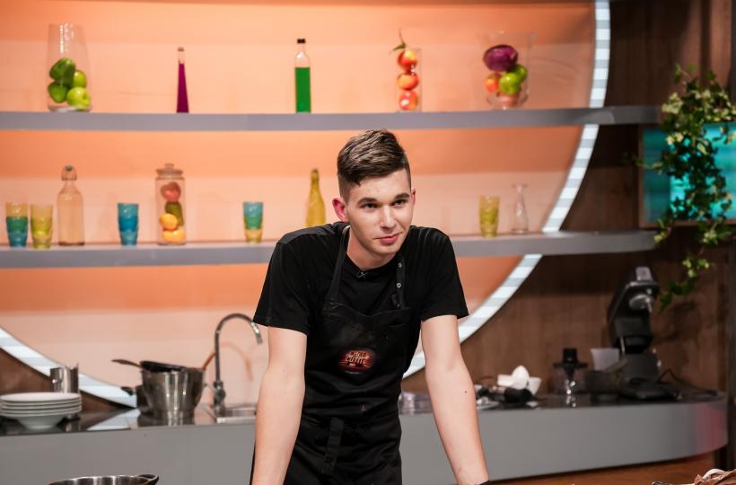 Jurații Chefi la cuțite se bat pentru ultimele amulete ale acestui sezon. Un concurent de 17 ani vrea să intre în competiție cu un desert: ”Fac prăjituri de la 7 ani” 18893274