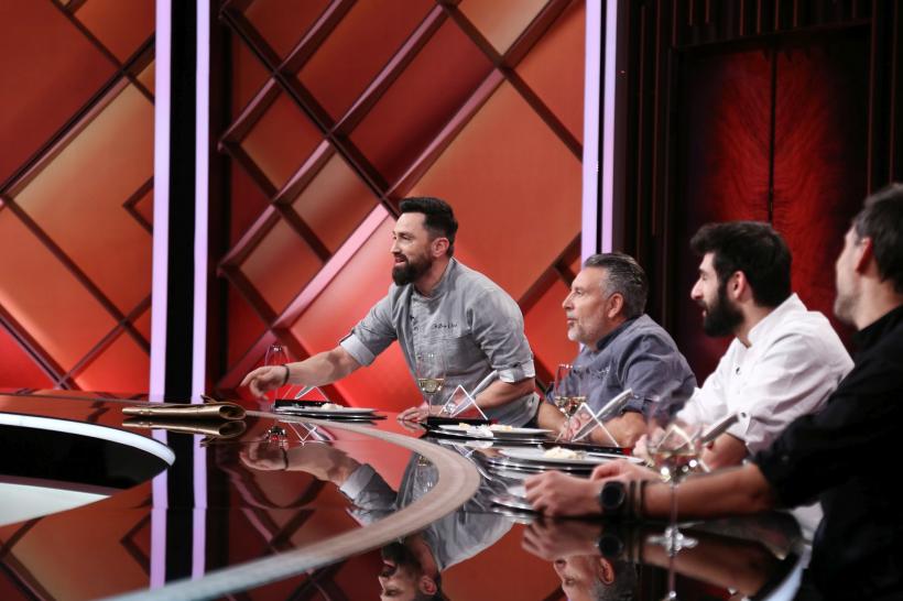 Chef Orlando Zaharia a câștigat amuleta și a dat cuțitul de aur ieri seară, la Chefi la cuțite.  Roata norocului complică misiunea juraților diseară, în lupta pentru punctele decisive 18893489