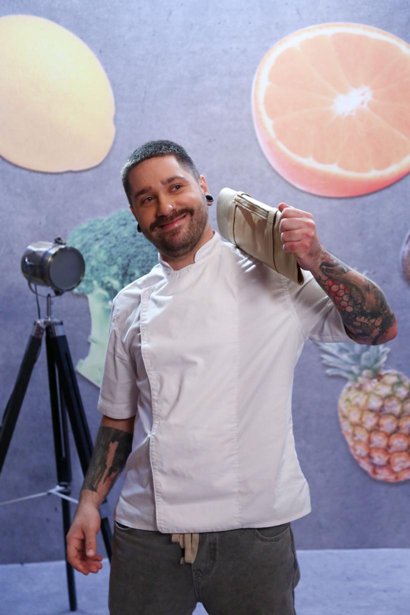 Chef Orlando Zaharia a câștigat amuleta și a dat cuțitul de aur ieri seară, la Chefi la cuțite.  Roata norocului complică misiunea juraților diseară, în lupta pentru punctele decisive 18893492