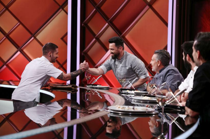 Chef Orlando Zaharia a câștigat amuleta și a dat cuțitul de aur ieri seară, la Chefi la cuțite.  Roata norocului complică misiunea juraților diseară, în lupta pentru punctele decisive 18893493