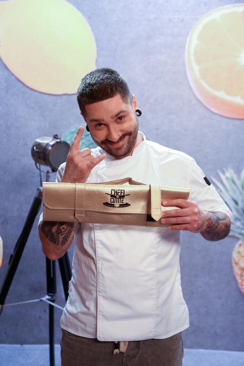 Chef Orlando Zaharia a câștigat amuleta și a dat cuțitul de aur ieri seară, la Chefi la cuțite.  Roata norocului complică misiunea juraților diseară, în lupta pentru punctele decisive 18893494