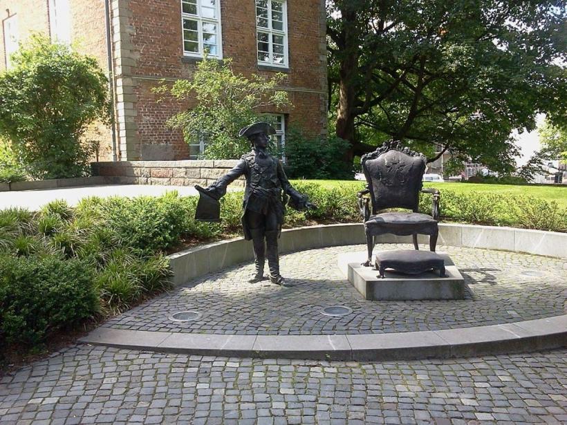 Povestea prințului cu desenul unui măgar legat de gât 18893501