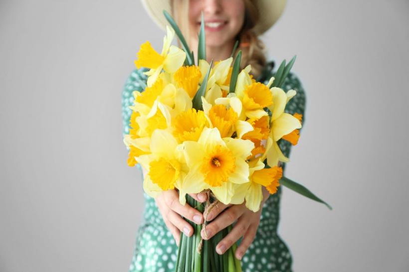 Ce semnificație au narcisele și în ce combinații de flori se potrivesc dacă vrei să oferi un buchet colorat de primăvară
