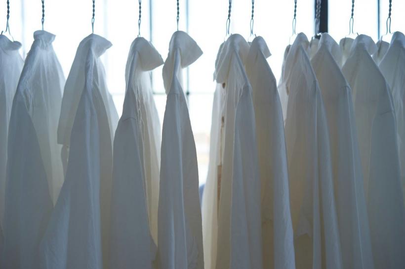 O soluție simplă și eficientă pentru curățarea hainelor albe acasă! Și costă doar 3 lei