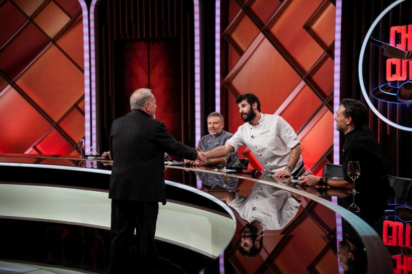 Chef Ștefan Popescu a câștigat amuleta în ediția de ieri Chefi la cuțite, iar Chef Orlando Zaharia a încheiat cu cel mai mare punctaj întrecerile pentru amulete ale sezonului 18893803