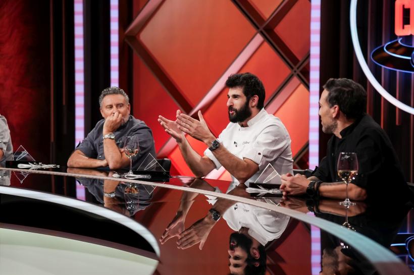 Chef Ștefan Popescu a câștigat amuleta în ediția de ieri Chefi la cuțite, iar Chef Orlando Zaharia a încheiat cu cel mai mare punctaj întrecerile pentru amulete ale sezonului 18893804