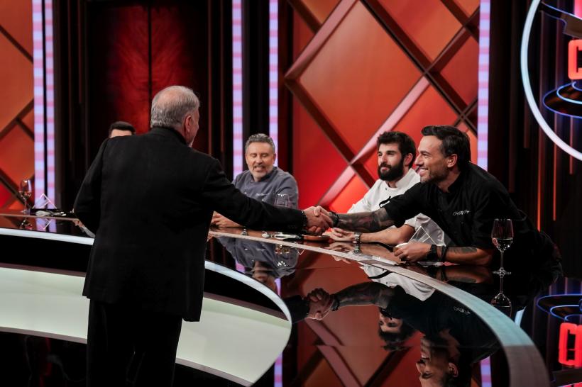 Chef Ștefan Popescu a câștigat amuleta în ediția de ieri Chefi la cuțite, iar Chef Orlando Zaharia a încheiat cu cel mai mare punctaj întrecerile pentru amulete ale sezonului 18893806