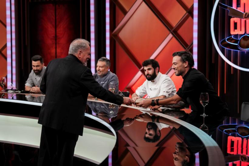 Chef Ștefan Popescu a câștigat amuleta în ediția de ieri Chefi la cuțite, iar Chef Orlando Zaharia a încheiat cu cel mai mare punctaj întrecerile pentru amulete ale sezonului 18893808