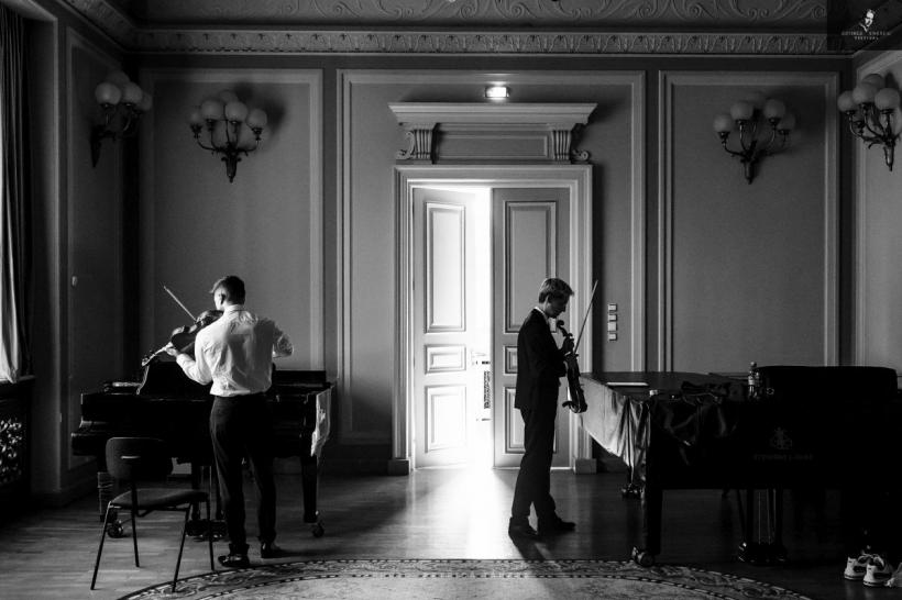 Expoziția de Fotografie „Povești de festival” – o celebrare a Festivalului Internațional George Enescu prin obiectivul fotografic 18893704