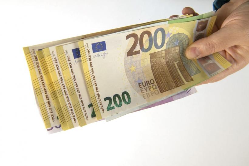 Euro a coborât la cel mai scăzut nivel din acest an, după ce s-a prăbuşit în raport cu dolarul