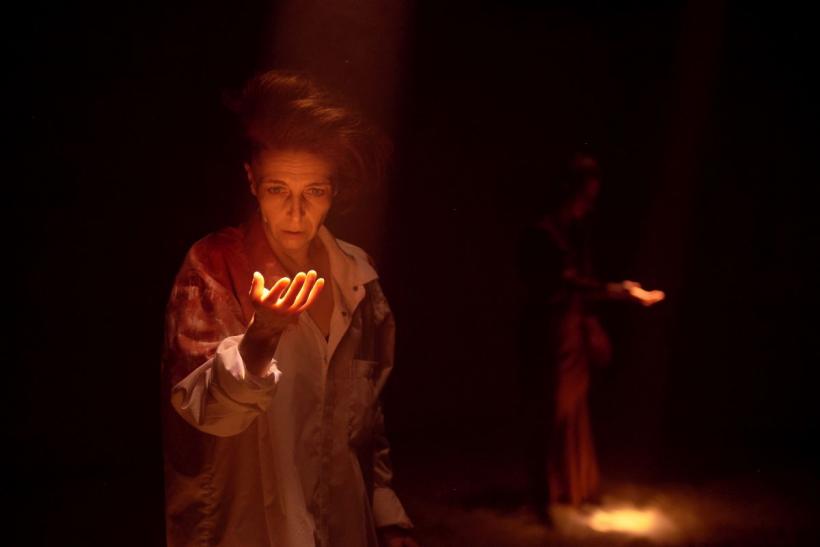 Spectacolul Elektra invitat la Festivalul Internațional de Teatru Noua Comedie de la Praga! 18893915