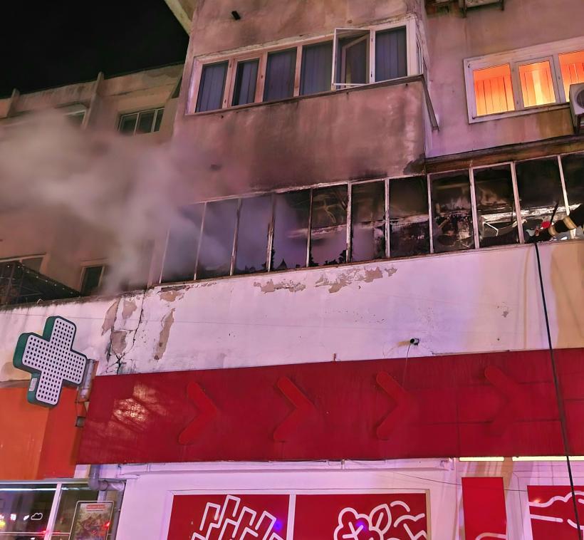 Incendiu puternic într-un bloc din Giurgiu. Au fost afectați patru proprietari