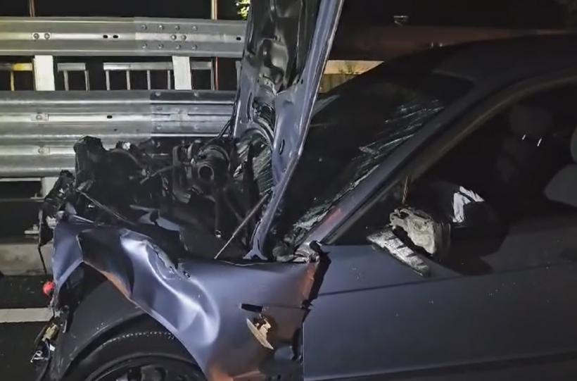 Teribilism periculos: vitezomani care făceau liniuțe pe centura ocolitoare din Târgu Jiu, au ajuns la spital după ce au intrat cu mașina într-un parapete de beton 18894090