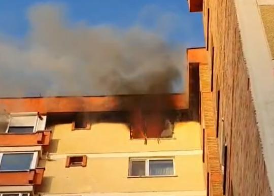 Incendiu violent într-un apartament din Piatra-Neamț. Doi bătrâni au primit îngrijiri medicale
