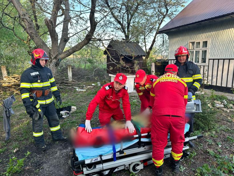 Un bărbat de 30 de ani a căzut într-o fântână adâncă de 10 metri, într-o localitate din Suceava
