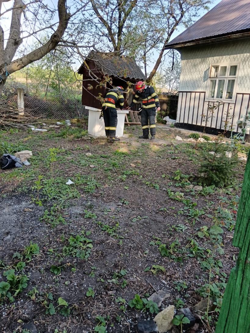 Un bărbat de 30 de ani a căzut într-o fântână adâncă de 10 metri, într-o localitate din Suceava 18894276