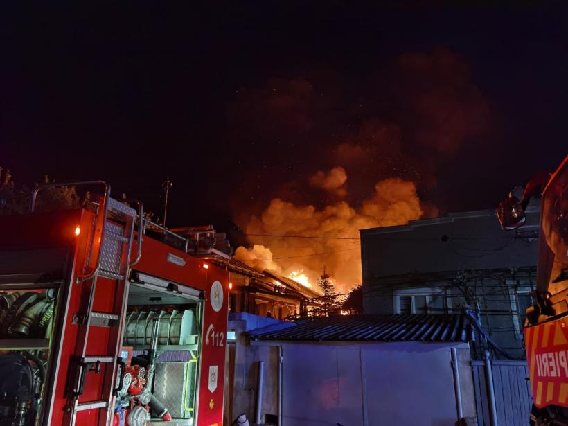 Incendiu violent la Tulcea: au ars mai multe dependințe de pe trei proprietăți, o anexă și o locuință