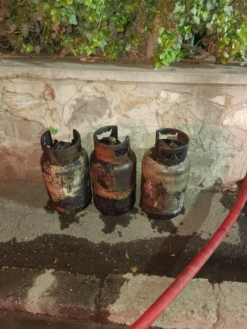 Incendiu violent la Tulcea: au ars mai multe dependințe de pe trei proprietăți, o anexă și o locuință 18894273
