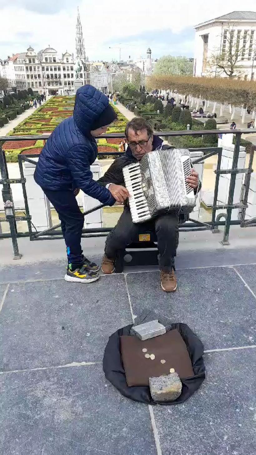 Românii, în „Triunghiul Pomenii” din inima Europei. Cât câștigă cerșetorii în Belgia: „Cu copilul faci 200. Euro! Pe zi!” 18894221