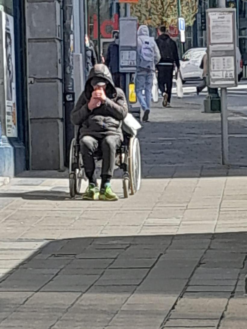 Românii, în „Triunghiul Pomenii” din inima Europei. Cât câștigă cerșetorii în Belgia: „Cu copilul faci 200. Euro! Pe zi!” 18894223