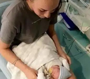 O femeie a născut de două ori în 22 de zile. Cum a fost posibil? 18894259