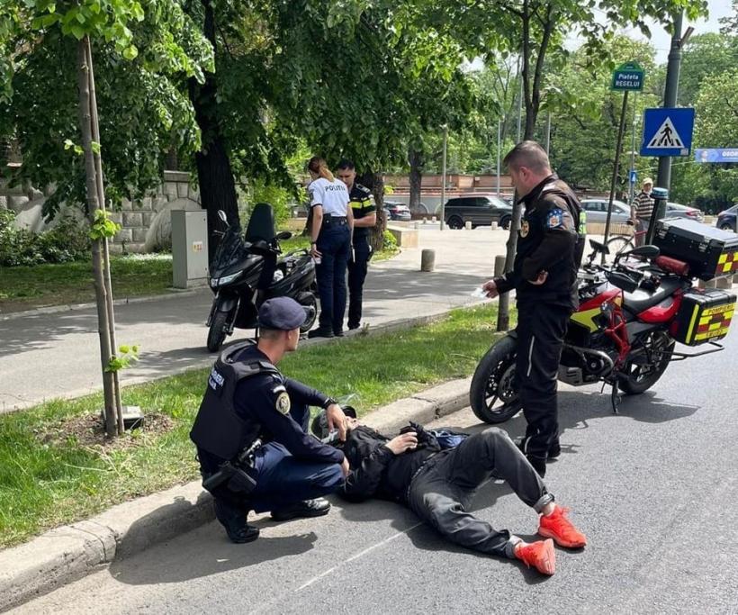 Un motociclist a avut un accident în centrul Capitalei. Patru jandarmi au intervenit imediat și l-au salvat