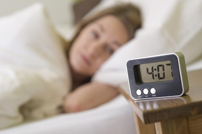 Femeile dorm mai puțin și mai prost decât bărbații. Cercetătorii cred că au descoperit de ce