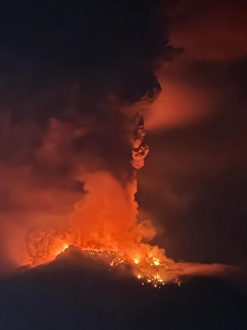 Vulcanul Ruang a erupt în Indonezia. Sute de oameni au fost evacuați