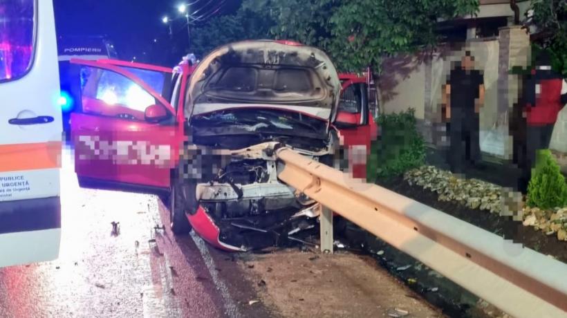 Au scăpat cu viață dintr-un accident teribil: O maşină cu 3 pasageri a fost străpunsă complet de o balustradă, de la motor şi până la portbagaj 18894723