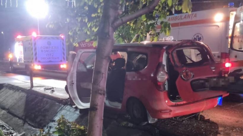 Au scăpat cu viață dintr-un accident teribil: O maşină cu 3 pasageri a fost străpunsă complet de o balustradă, de la motor şi până la portbagaj 18894725