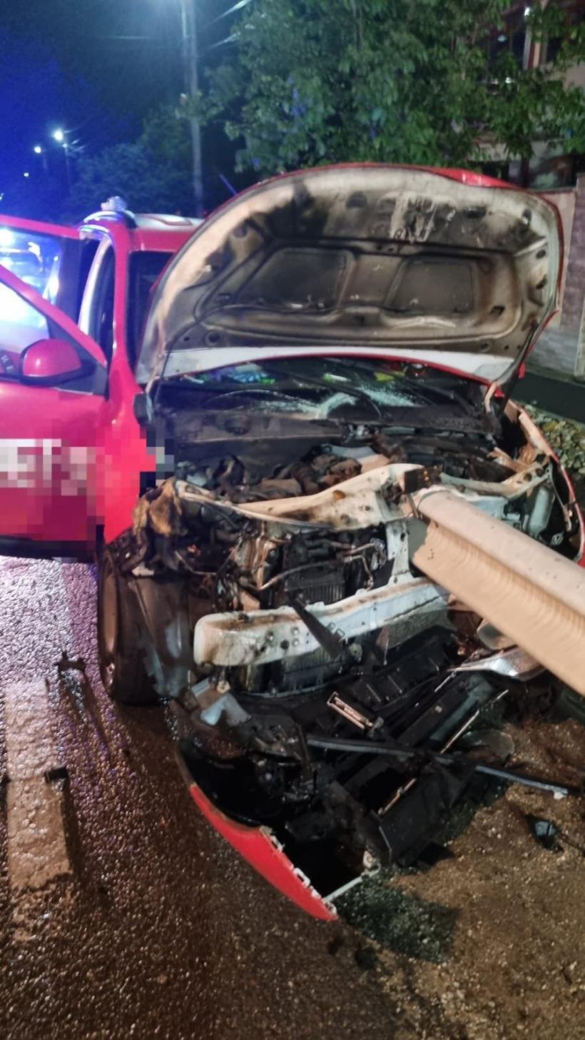 Au scăpat cu viață dintr-un accident teribil: O maşină cu 3 pasageri a fost străpunsă complet de o balustradă, de la motor şi până la portbagaj 18894726